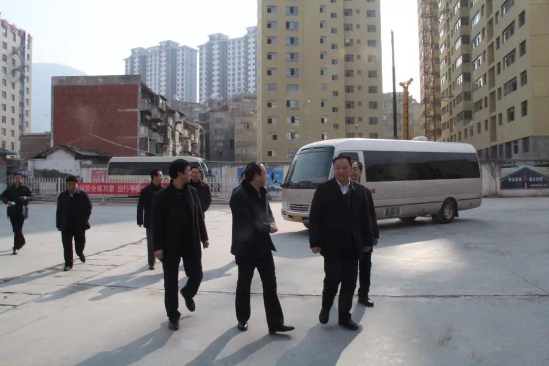 隴南市委常委、常務(wù)副市長張慶宏、副市長徐世林、市人大副主任陳榮等一行深入隴運集團公司武都汽車站開展春節(jié)前走訪慰問活動