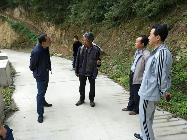 隴運(yùn)集團(tuán)公司黨委書記、董事長(zhǎng)李寅祥同志深入琵琶鎮(zhèn)寧強(qiáng)村開展幫扶工作