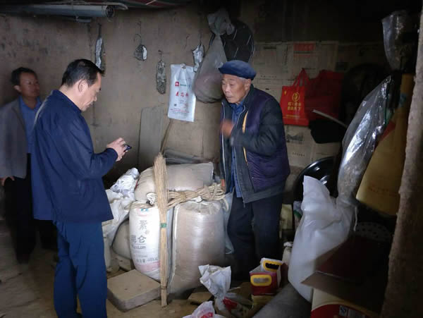 隴運(yùn)集團(tuán)公司黨委書記、董事長(zhǎng)李寅祥同志深入琵琶鎮(zhèn)寧強(qiáng)村開展幫扶工作