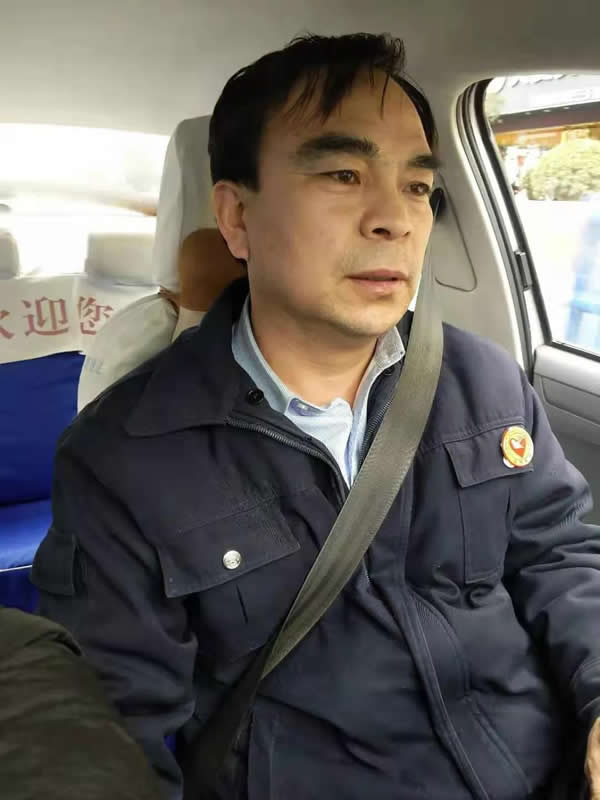 【拾金不昧】為隴運(yùn)集團(tuán)潤(rùn)祥出租車公司駕駛員“王劉德”點(diǎn)贊??！