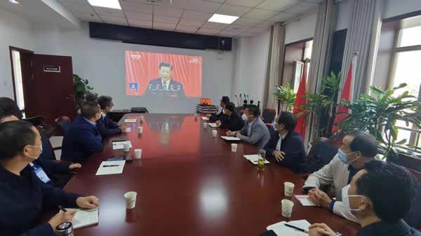 隴運集團(tuán)廣大員工認(rèn)真收看黨的二十大開幕盛況